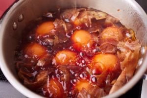 Letos boste imeli najlepša rdeča velikonočna jajca: potrebujete le 3 sestavine, ki jih ima vsak dom