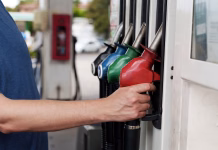 Nove cene goriv: to nas očitno čaka v torek … A man is filling ap car at a petrol station