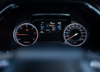 Mehanik razkril tri rabljene avtomobile, ki se jih splača kupiti: Še nikoli nisem videl, da bi se kateri od teh pokvaril Digital dashboard in the car,Digital dashboard measures car speed in close-up,Car speed meter close-up with the speed driving electric car digital display screen. car digital speed meter dashboard modern automobile illuminated panel. Car dashboard modern