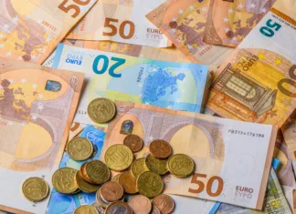 Česa takega pri nakazilu pokojnin še ni bilo: a pozor, pride lahko do zamud Euro banknotes on the table. Close up of euro cash money background, concept of finance and good earnings