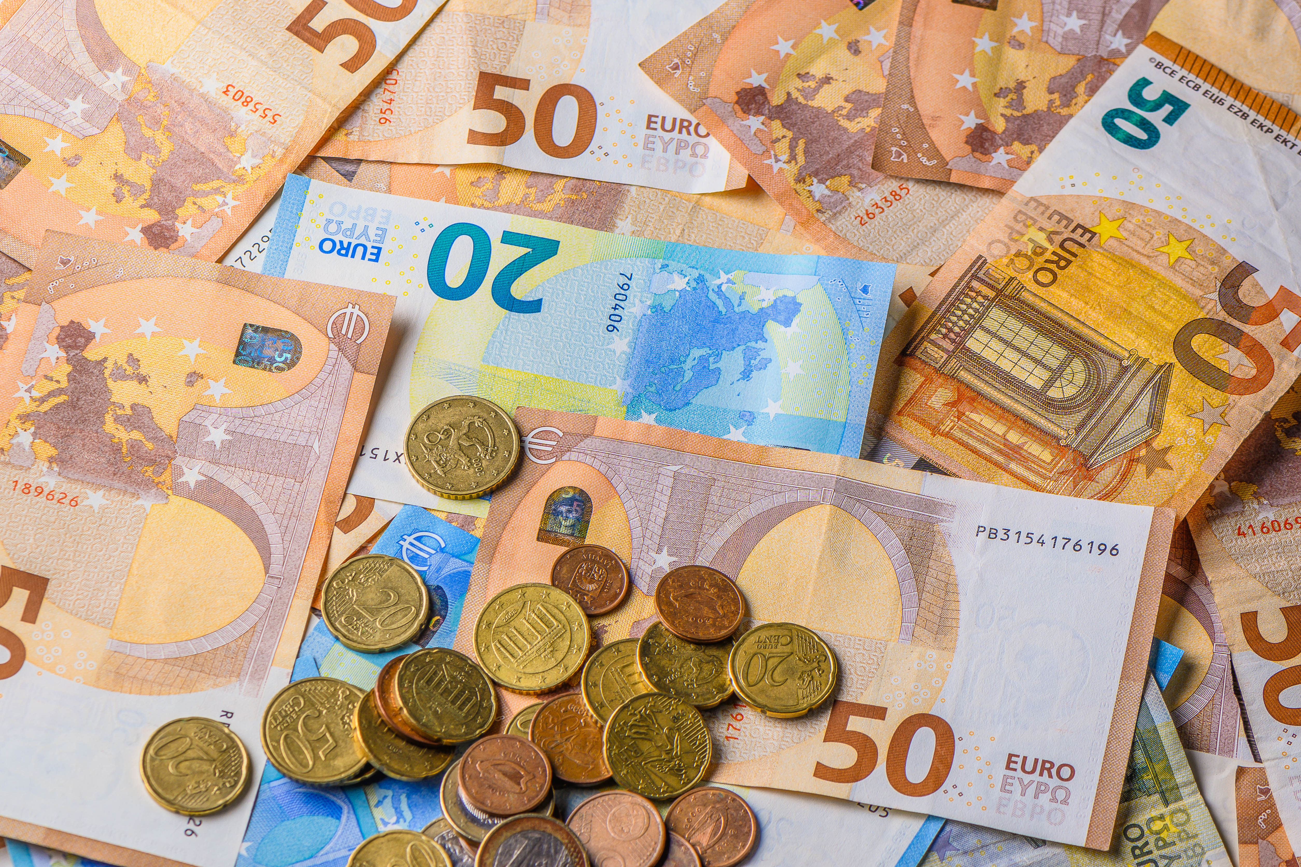 Česa takega pri nakazilu pokojnin še ni bilo: a pozor, pride lahko do zamud Euro banknotes on the table. Close up of euro cash money background, concept of finance and good earnings