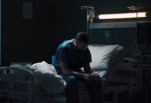 Onkologi opozarjajo: Prenehajte uporabljati ta pogost izdelek za dom, nevaren je za zdravje Exhausted beard man in hospital ward sits on bed can't sleep.