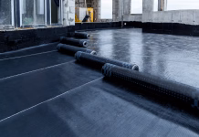 Ali lahko bitumenske trakove polagamo sami? Laying and installation of roofing, bituminous waterproofing of an apartment building. Rolled roofing waterproofing of concrete slabs of stylobate. Heating and melting of bituminous roofing material.