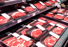 Je meso v akciji dobra priložnost ali tveganje? Ne nasedajte ceni brez tega preverjanja … Showcase beef steaks meat products in a supermarket