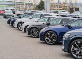 Kako prepoznati, ali je bil rabljeni avtomobil resno poškodovan? To morate preveriti … Trentham, Stoke-on-Trent, England, February 10th 2023. A row of Audis parked at a dealership lot, transport and retail editorial illustration.