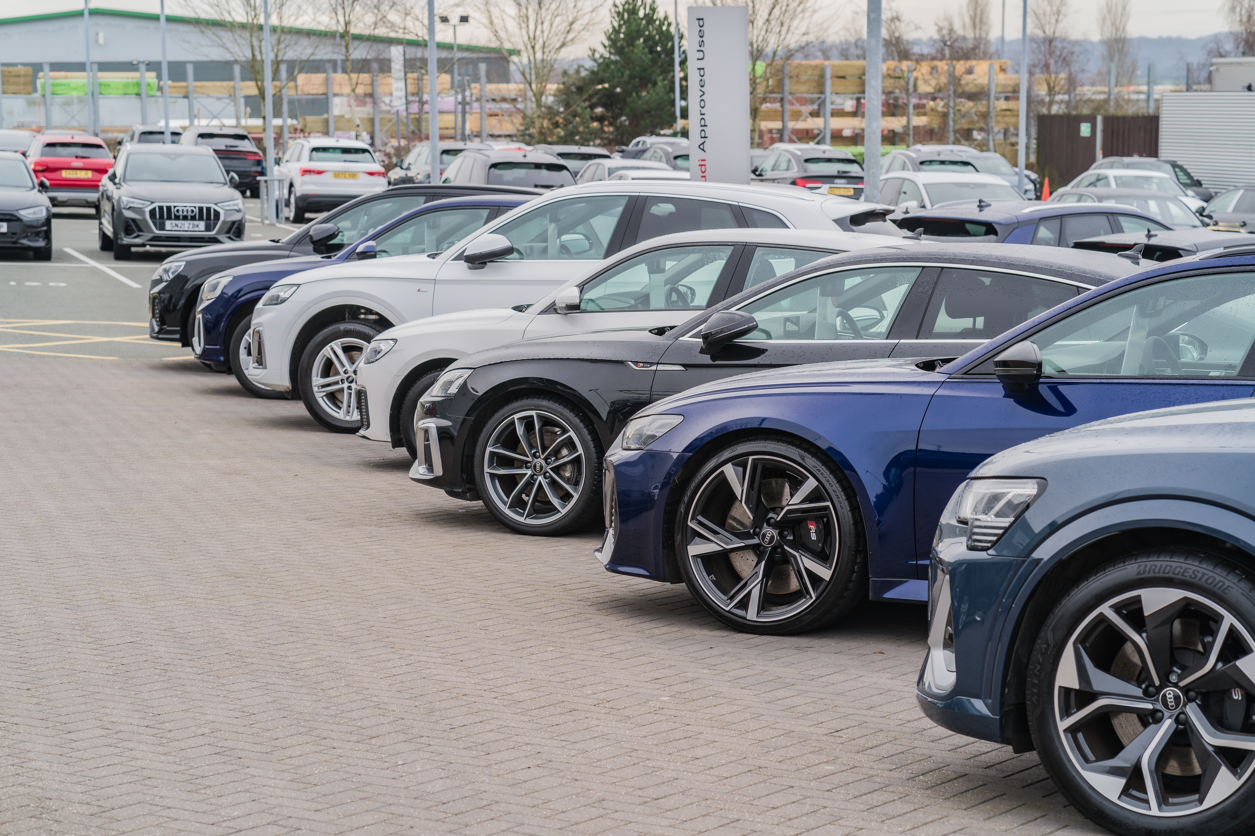 Kako prepoznati, ali je bil rabljeni avtomobil resno poškodovan? To morate preveriti … Trentham, Stoke-on-Trent, England, February 10th 2023. A row of Audis parked at a dealership lot, transport and retail editorial illustration.