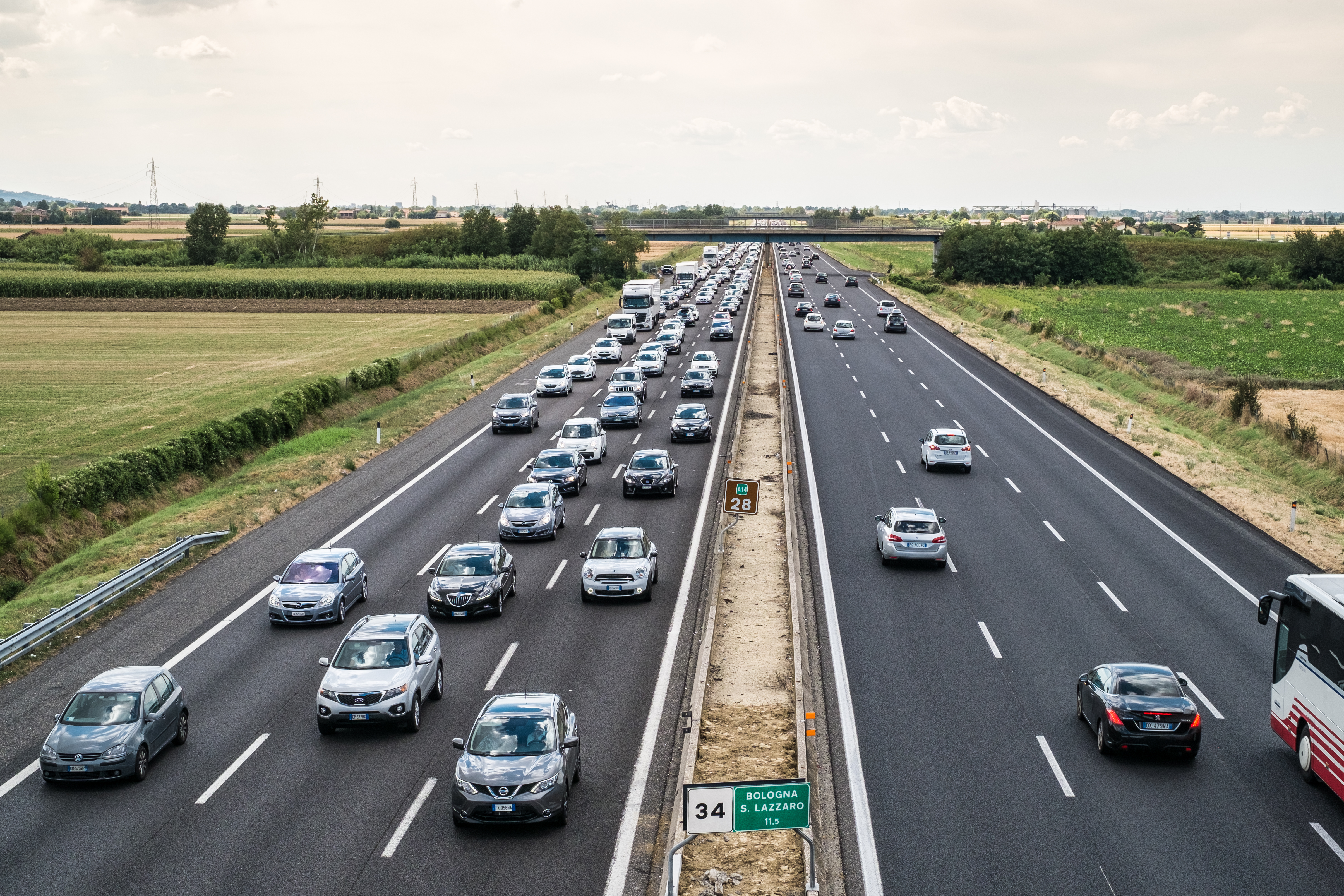 Več ur stojite v koloni, nato pa še plačate polno cestnino. To se sedaj spreminja … 2017-07-15: E45 - A14 between Bologna and Imola (Emilia Romagna), Italy; slow traffic to the vacation destinations.