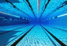 Cene kopališč v Ljubljani 2026: Kje se najbolj splača kopati in komu se izplača sezonska vstopnica? 50 meter sports pool. Swimming pool underwater background.