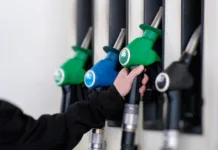 Vlada podaljšala regulacijo cen, a goriva se dražijo! Preverite za koliko … A closeup view of vibrant fuel pumps at a bustling service station, fully prepared for vehicle refueling at any moment