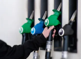 Vlada podaljšala regulacijo cen, a goriva se dražijo! Preverite za koliko … A closeup view of vibrant fuel pumps at a bustling service station, fully prepared for vehicle refueling at any moment