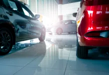 Kupujete nov avto? Ti modeli ponujajo največ za vaš denar, eden pa je pravo presenečenje A stylish electric car parked inside a luxury dealership office where customers browse and rent automobiles in a modern showroom showcasing clean energy technology and urban transportation innovation.