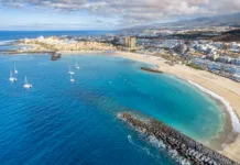 Rekli so mu, da je predrago, naj sem ne hodi na počitnice: nato je sedel v restavracijo in pokazal, kaj je dobil za manj kot 5 evrov Aerial view of Los Cristianos and Playa de las Américas on the Island of Tenerife in the Canary Islands