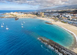 Rekli so mu, da je predrago, naj sem ne hodi na počitnice: nato je sedel v restavracijo in pokazal, kaj je dobil za manj kot 5 evrov Aerial view of Los Cristianos and Playa de las Américas on the Island of Tenerife in the Canary Islands