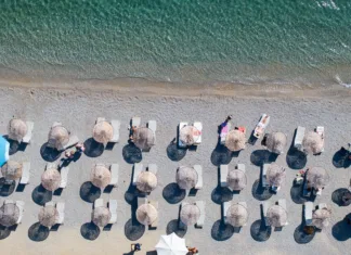 Nekdanji raj postal »mesto duhov«: cene v priljubljenem letovišču odgnale še turiste s polnimi žepi Bodrum Beachs in the Bodrum City Summer Season Drone Photo, Bodrum Mugla, Turkiye (Turkey)