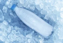 Vsi govorijo o klimah, mene pa je navdušil ta trik z ventilatorjem in plastenkami Cold bottle of water over ice cubes. Food and drink background.