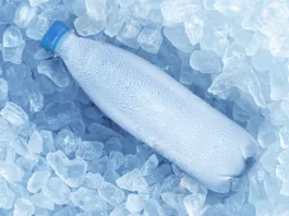 Vsi govorijo o klimah, mene pa je navdušil ta trik z ventilatorjem in plastenkami Cold bottle of water over ice cubes. Food and drink background.