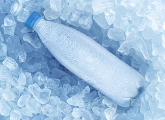 Vsi govorijo o klimah, mene pa je navdušil ta trik z ventilatorjem in plastenkami Cold bottle of water over ice cubes. Food and drink background.