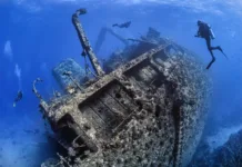 3 jadranske razbitine, ki jih morate videti vsaj enkrat (ena leži le nekaj metrov pod gladino) Divers exploring the outside of a shipwreck