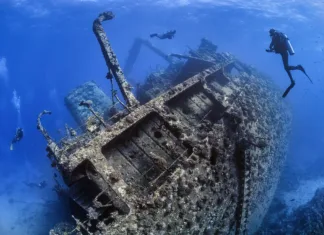 3 jadranske razbitine, ki jih morate videti vsaj enkrat (ena leži le nekaj metrov pod gladino) Divers exploring the outside of a shipwreck