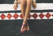 Pred sezono sandal naredim samo eno stvar. Stane pa manj kot kavica … Fashionable woman enjoying outdoors.