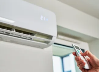 To napako pri klimi dela ogromno ljudi! Račun za elektriko pa je lahko precej višji Hand adjusting temperature on air conditioner with remote control, Working air conditioner for comfort temperature in home at hot summer