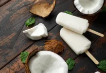 Pozabite na drage sladolede: Ta domači Bounty sladoled je hit poletja in stane le nekaj evrov Homemade coconut popsicles, ice lolly, on wooden table. Summer food