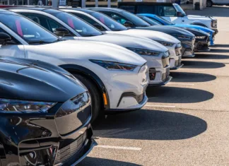Mnogi pri nakupu družinskega avtomobila naredijo isto napako in jo drago plačajo: cena ni najpomembnejša, odločajo te stvari Monroeville, Pennsylvania, USA February 25, 2024 A line of new Ford Mustangs and a Bronco for sale at a dealership on a sunny winter day