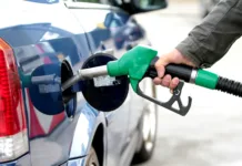 Mnogi tega ne počnejo, a lahko se konča usodno: tega koraka na bencinski črpalki nikar ne preskočite Pumping fuel in to the tank close up image