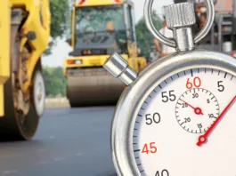 Vozniki, pozor: od 1. julija nova prometna ureditev na Celovški. Tako se lahko izognete zastojem. Symbolic image: Stopwatch in front of road construction site