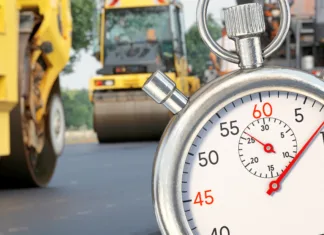 Vozniki, pozor: od 1. julija nova prometna ureditev na Celovški. Tako se lahko izognete zastojem. Symbolic image: Stopwatch in front of road construction site