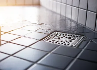 Talni sifoni: mala odločitev, ki lahko prepreči veliko škodo Water flowing to square shower drain hygiene and clean on tiled floor of modern enclosure in bathroom.