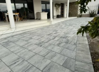Vse več projektov se odloči za betonske plošče: Zakaj postajajo prva izbira pri urejanju okolice? Betonska plošča