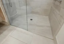 Ženska razkrila, kako se znebiti plesni na robovih tuš kabine, vsi pa so nad trikom navdušeni