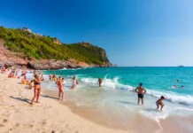 Kje se letos najbolj splača letovati? Analiza razkriva, katera država je najcenejša in katera najdražja. Alanya, Turkey - July 21, 2021: Tourists on the Cleopatra Beach of Alanya at the Mediterranean Sea, Turkey.