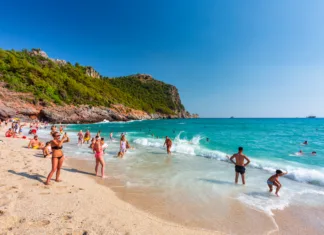 Kje se letos najbolj splača letovati? Analiza razkriva, katera država je najcenejša in katera najdražja. Alanya, Turkey - July 21, 2021: Tourists on the Cleopatra Beach of Alanya at the Mediterranean Sea, Turkey.