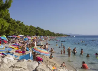 Pozor, kupijo jo za nekaj centov, nato pa prodajo za pet evrov! Na hrvaških plažah cveti »posel stoletja« BASKA VODA - CROATIA - AUGUST 15 2017: Crowd of people od Vaska Boda beach in summer season