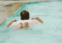 To je najnevarnejši stavek, ki ga starši izrečejo na bazenu: takrat se zgodijo najhujše tragedije z otroki! Child enjoying swimming with pink float in pool