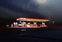 Vlada je posegla v cene goriv: poglejte, kaj nas torej čaka v torek dark, night, filling, gas, station