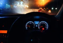 Gumb v avtomobilu je družino skoraj pahnil v smrt: te funkcije nikoli ne uporabljajte dlje kot 20 minut! Drivning on a rainy night