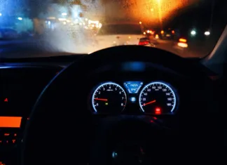Gumb v avtomobilu je družino skoraj pahnil v smrt: te funkcije nikoli ne uporabljajte dlje kot 20 minut! Drivning on a rainy night