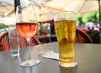 Kaj je bolj škodljivo, pivo ali vino? Velika raziskava na 340.000 ljudeh je dala dokončen odgovor Glass of beer and fresh rosé close-up