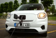 Voznike je obnorela privlačna ponudba: avtomobil za 49 evrov na mesec, s tem kitajskim modelom lahko parkirate skoraj kjer koli Istanbul, Turkey - May 22 2023 : Leapmotor T03 is an electric vehicle produced by Leapmotor, a Chinese electric vehicle manufacturer. It is charging in the station.