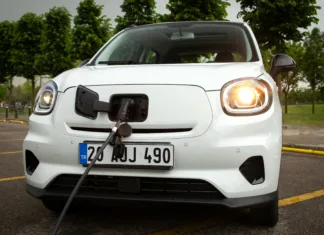Voznike je obnorela privlačna ponudba: avtomobil za 49 evrov na mesec, s tem kitajskim modelom lahko parkirate skoraj kjer koli Istanbul, Turkey - May 22 2023 : Leapmotor T03 is an electric vehicle produced by Leapmotor, a Chinese electric vehicle manufacturer. It is charging in the station.