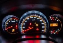 Tega nikakor ne smete prezreti: razkrita povezava med poškodovanimi vozili in prevarami s kilometrskim števcem! Modern car instrument dashboard panel in night time
