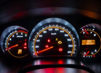 Tega nikakor ne smete prezreti: razkrita povezava med poškodovanimi vozili in prevarami s kilometrskim števcem! Modern car instrument dashboard panel in night time