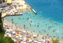 Apartma že za 50 evrov na noč, kava za evro, kosilo pa za 5: to je verjetno najcenejša destinacija na Jadranu Neum, Bosnia and Herzegovina - July 16, 2017 : A view of the town waterfront and people swimming and sunbathing on the beach in Neum, Bosnia and Herzegovina.