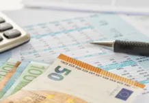 Ni hladilnik, tudi pečica ne: ta naprava porabi največ elektrike v vašem domu in zvišuje znesek na računu Some euro bills on documents with a calculator