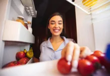 Ste kupili odličen paradižnik? Ena navada mu lahko vzame tisto, zaradi česar je najboljši Young woman taking fresh healthy vegetables from refrigerator, view from fridge