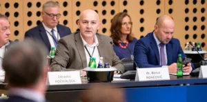 Minister udaril po mizi: s 1. septembrom konec dela od doma, zaposleni v skrbeh