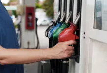 Spet bo slaba volja! Po občutni pocenitvi goriv se nam obeta preobrat A man is filling ap car at a petrol station